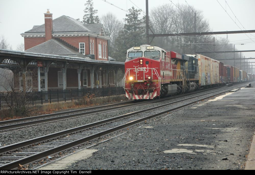 CSX 911 leads M404